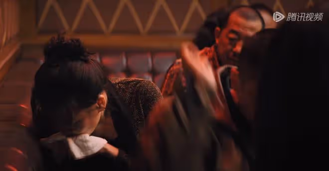 《漫長的季節》現實諷刺一幕:滿臉褶子的國企女工,兼職當陪酒女