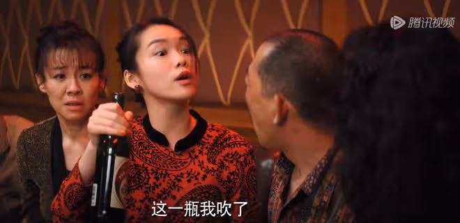 《漫長的季節》現實諷刺一幕:滿臉褶子的國企女工,兼職當陪酒女