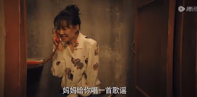 《漫長的季節》現實諷刺一幕:滿臉褶子的國企女工,兼職當陪酒女