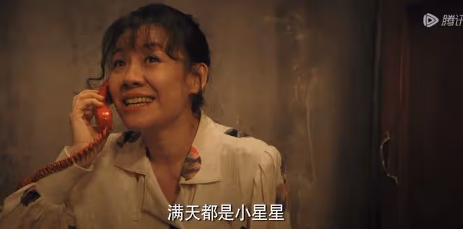 《漫長的季節》現實諷刺一幕:滿臉褶子的國企女工,兼職當陪酒女