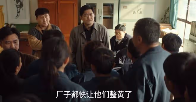 《漫長的季節》現實諷刺一幕:滿臉褶子的國企女工,兼職當陪酒女