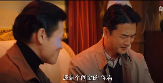 《漫長的季節》現實諷刺一幕:滿臉褶子的國企女工,兼職當陪酒女