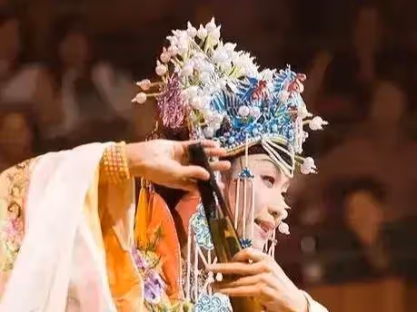 李玉剛被外國人問道:你們國家有一個詞,叫賤骨頭,您覺得您是嗎