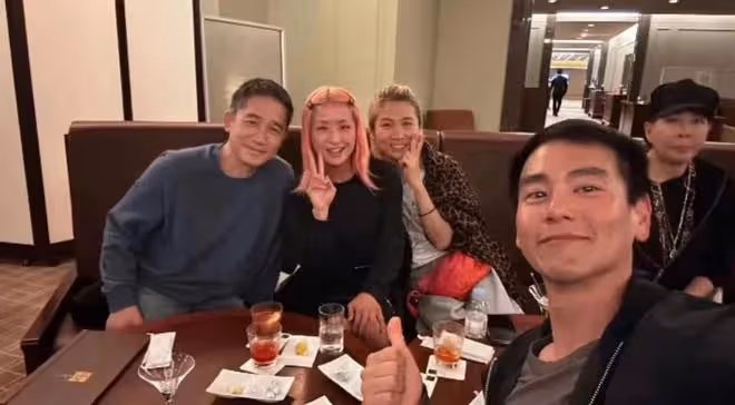 梁朝偉長居日本,背舊包獨自閒逛,劉嘉玲在香港頻與明星富豪聚會