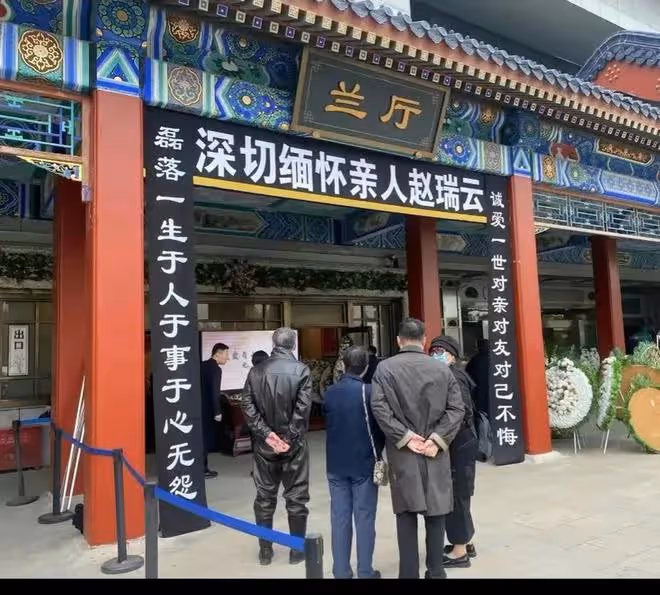 朱迅:86歲母親去世,她手捧遺像神情悲傷,終其一生都在渴求母愛