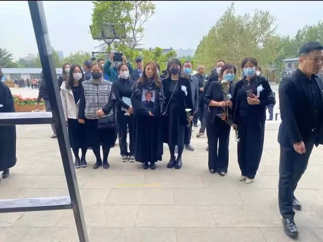 朱迅:86歲母親去世,她手捧遺像神情悲傷,終其一生都在渴求母愛