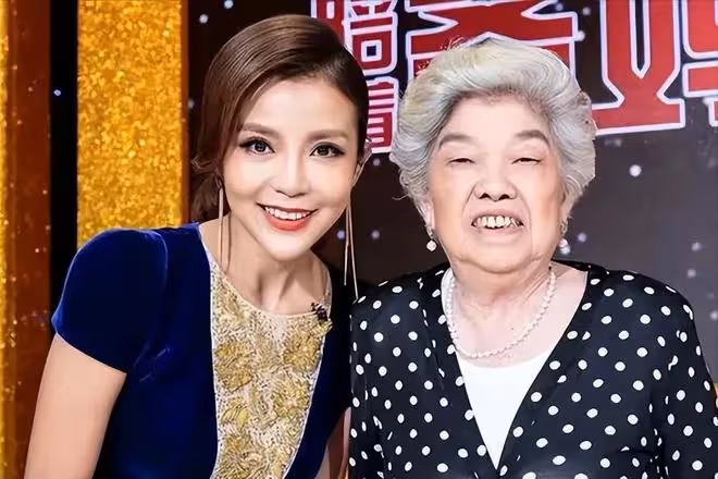 朱迅:86歲母親去世,她手捧遺像神情悲傷,終其一生都在渴求母愛