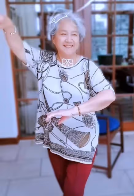 朱迅:86歲母親去世,她手捧遺像神情悲傷,終其一生都在渴求母愛