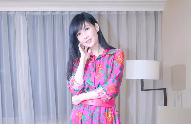 55歲周慧敏演唱會唱歌走調,高音上不去仍舊獲得大家掌聲