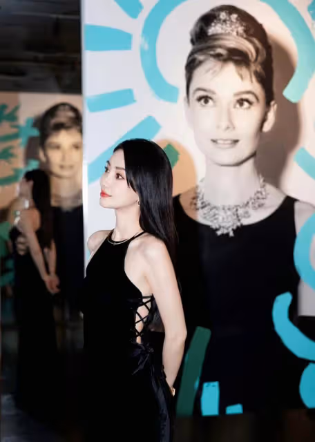 楊穎現身紐約,纖腰翹臀美出新高度,與小15歲谷愛凌同框無年齡差