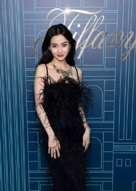 楊穎現身紐約,纖腰翹臀美出新高度,與小15歲谷愛凌同框無年齡差