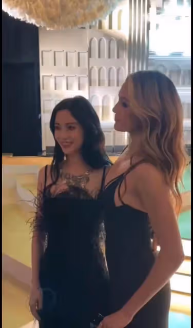 楊穎現身紐約,纖腰翹臀美出新高度,與小15歲谷愛凌同框無年齡差