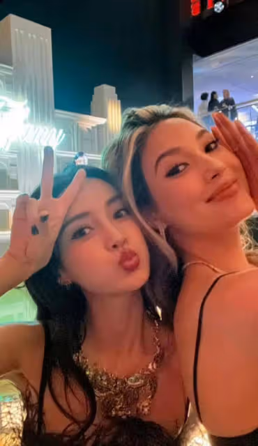 楊穎現身紐約,纖腰翹臀美出新高度,與小15歲谷愛凌同框無年齡差