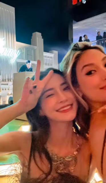 楊穎現身紐約,纖腰翹臀美出新高度,與小15歲谷愛凌同框無年齡差
