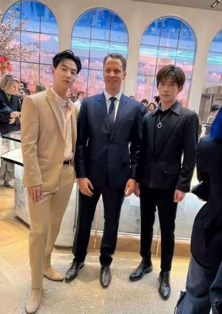楊穎現身紐約,纖腰翹臀美出新高度,與小15歲谷愛凌同框無年齡差