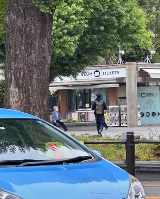 梁朝偉疑在日本成上班族,背包騎自行車工作,與劉嘉玲常年分居