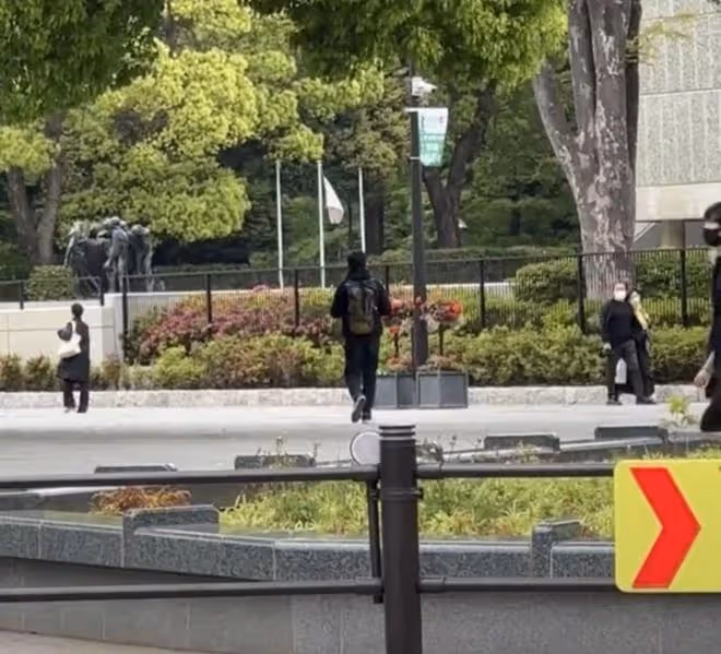 梁朝偉疑在日本成上班族,背包騎自行車工作,與劉嘉玲常年分居