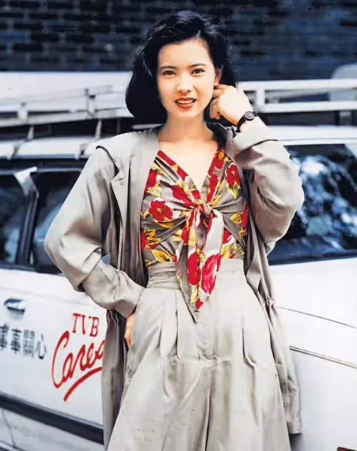 藍潔瑛60歲冥壽,曾華倩發合照悼念好朋友,粉絲到墓地給她送鮮花