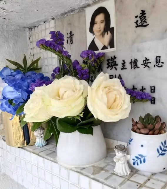 藍潔瑛60歲冥壽，曾華倩發合照悼念好朋友，粉絲到墓地給她送鮮花