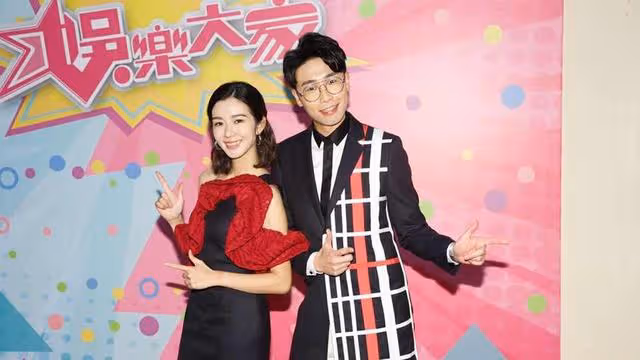 TVB人氣主持女友真空露背上陣與其慶祝生日，大秀性感好身材