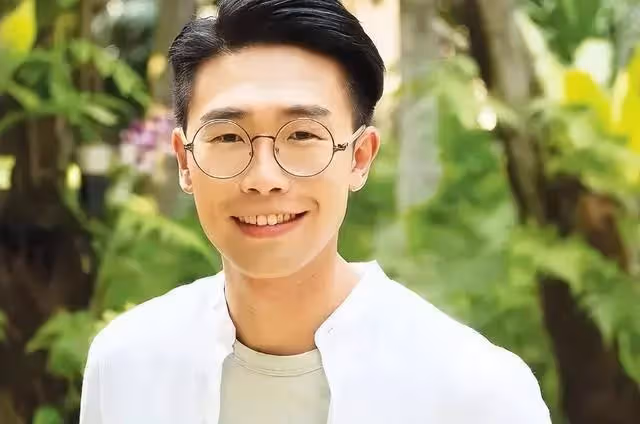 TVB人氣主持女友真空露背上陣與其慶祝生日，大秀性感好身材