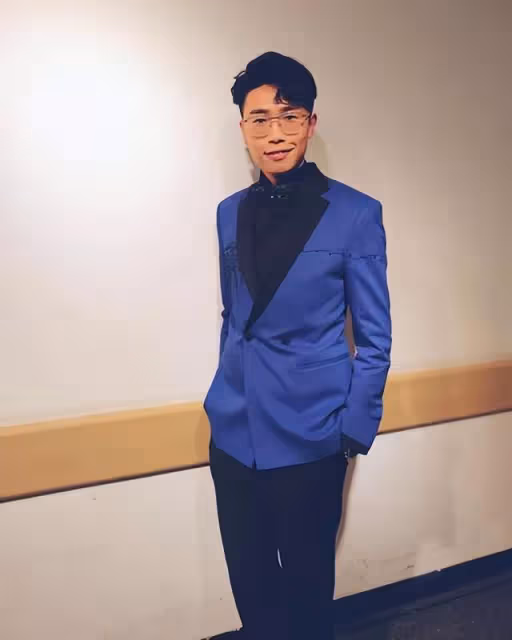 TVB人氣主持女友真空露背上陣與其慶祝生日，大秀性感好身材