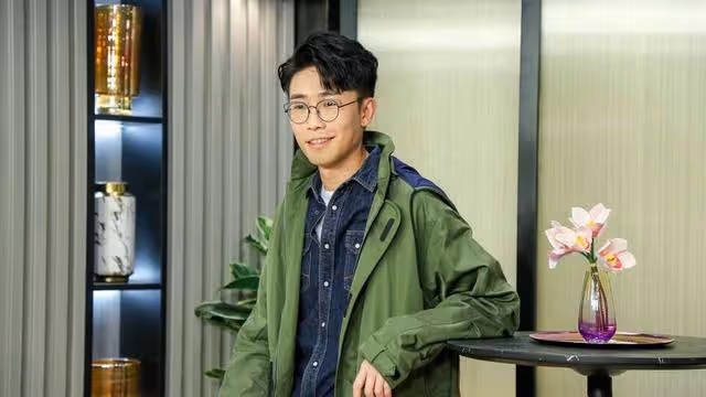 TVB人氣主持女友真空露背上陣與其慶祝生日，大秀性感好身材