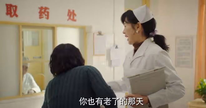 躲過《漫長的季節》女主李庚希，卻被女四號驚艷了，撞臉邱淑貞