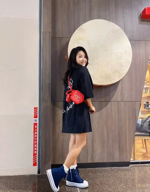 瘦下來的何潔簡直太美了！瓜子臉配超模腿，拍大片開啟事業第二春