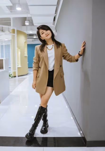 瘦下來的何潔簡直太美了！瓜子臉配超模腿，拍大片開啟事業第二春