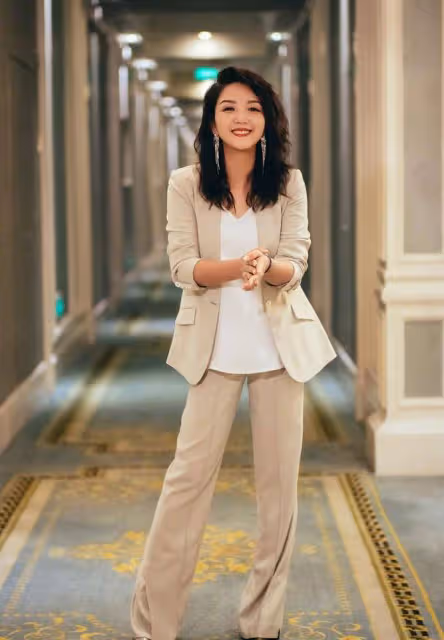 瘦下來的何潔簡直太美了！瓜子臉配超模腿，拍大片開啟事業第二春