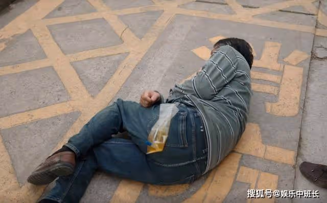 《漫長的季節》一個尿袋,讓邢建春丟了最後的自尊,龔彪是真彪