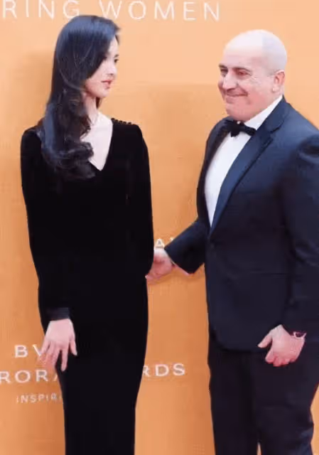 是風骨還是做戲？陳都靈拒絕資本摟腰令對方下不了台，結果秒被報復