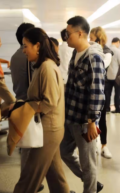 丁俊暉這老婆娶得真值！不僅是富婆學歷還高，穿搭優雅一臉貴婦范