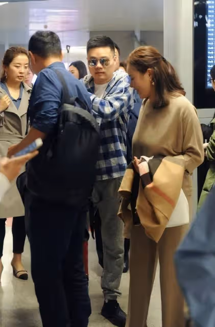 丁俊暉這老婆娶得真值！不僅是富婆學歷還高，穿搭優雅一臉貴婦范