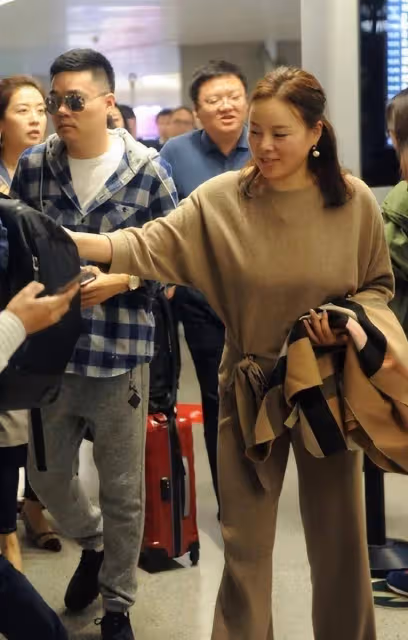 丁俊暉這老婆娶得真值！不僅是富婆學歷還高，穿搭優雅一臉貴婦范