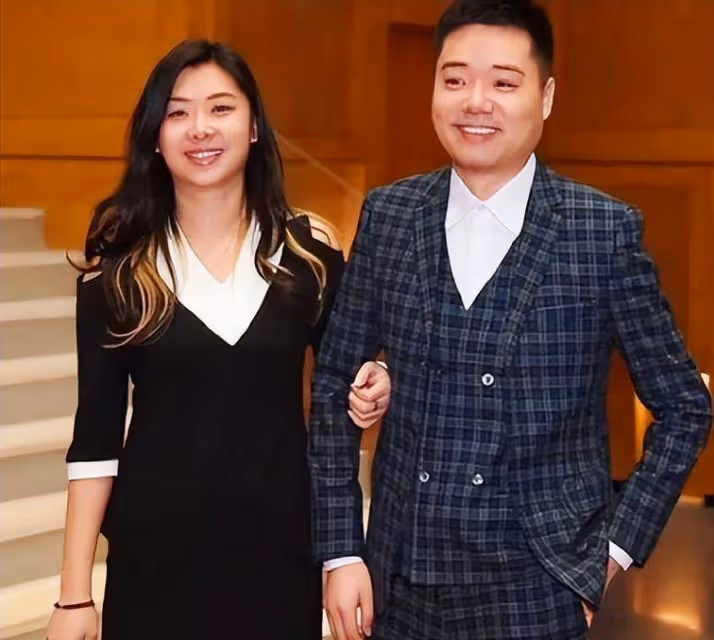 丁俊暉這老婆娶得真值！不僅是富婆學歷還高，穿搭優雅一臉貴婦范