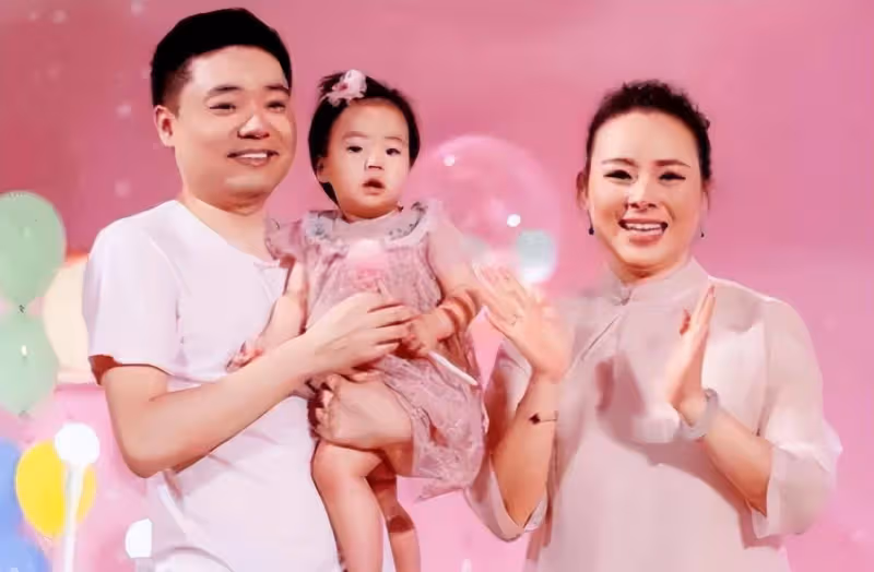 丁俊暉這老婆娶得真值！不僅是富婆學歷還高，穿搭優雅一臉貴婦范