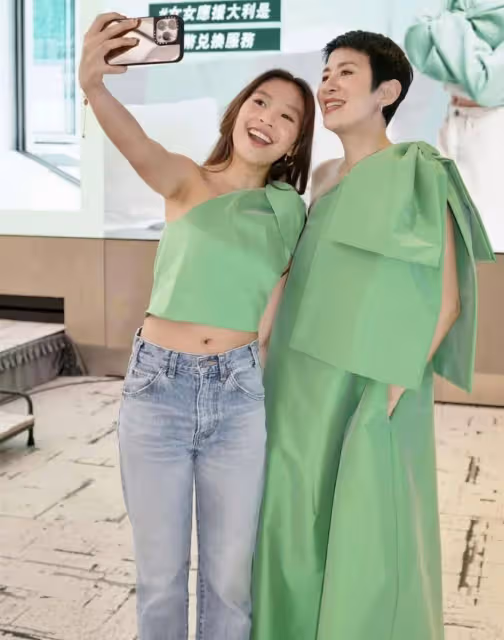 陳可辛和吳君如17歲的女兒一起拍廣告，長相樸素，歐式穿搭