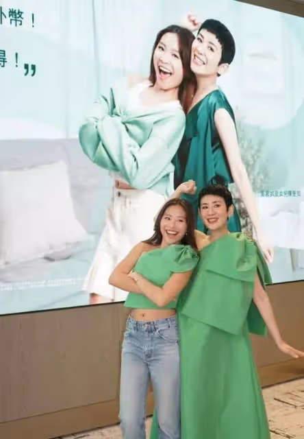 陳可辛和吳君如17歲的女兒一起拍廣告，長相樸素，歐式穿搭