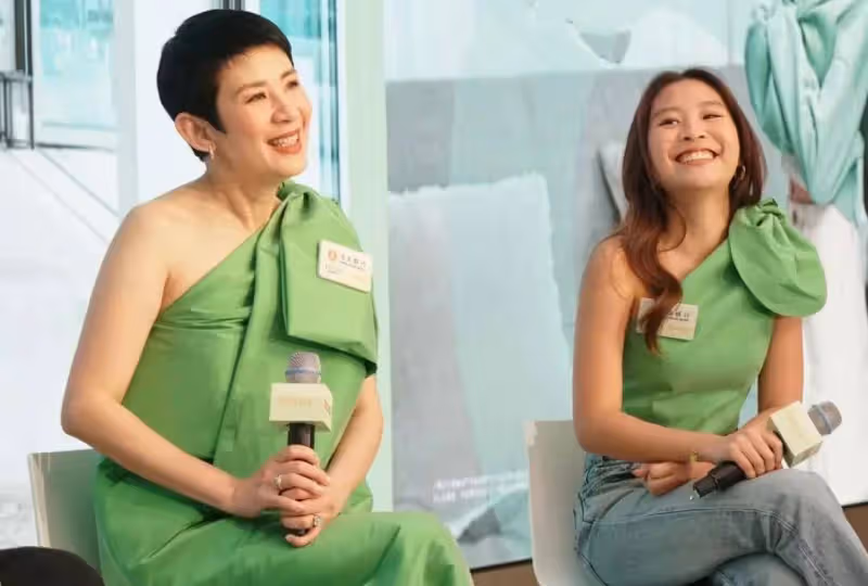 陳可辛和吳君如17歲的女兒一起拍廣告，長相樸素，歐式穿搭