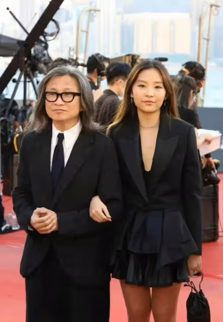 陳可辛和吳君如17歲的女兒一起拍廣告，長相樸素，歐式穿搭