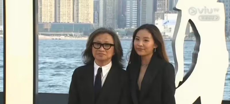 陳可辛和吳君如17歲的女兒一起拍廣告，長相樸素，歐式穿搭