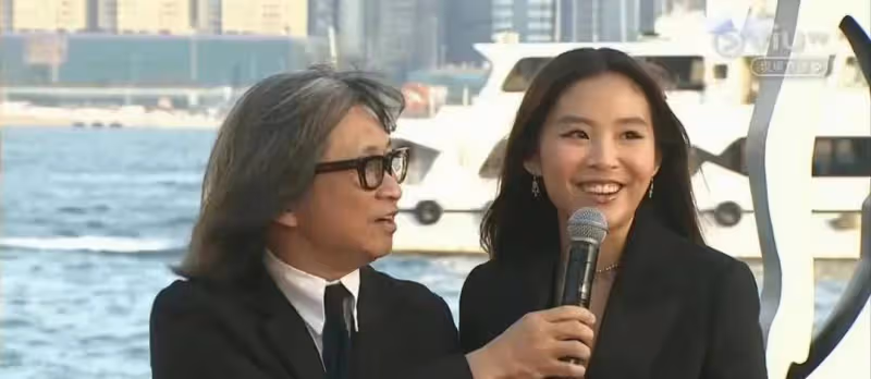 陳可辛和吳君如17歲的女兒一起拍廣告，長相樸素，歐式穿搭
