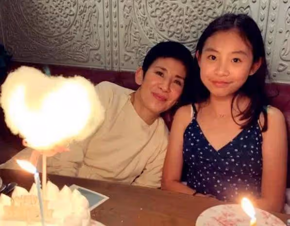 陳可辛和吳君如17歲的女兒一起拍廣告，長相樸素，歐式穿搭