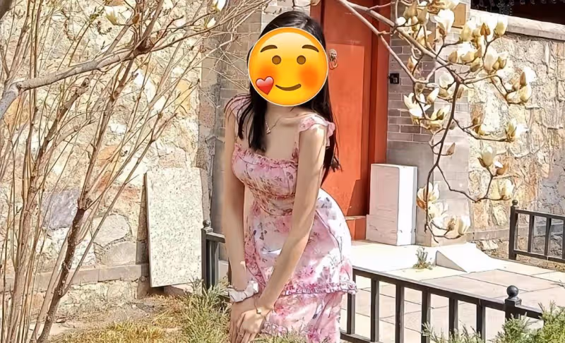 大學生穿弔帶裙報考北大，優雅嫵媚，卻滿腹牢騷，男生：沒看到