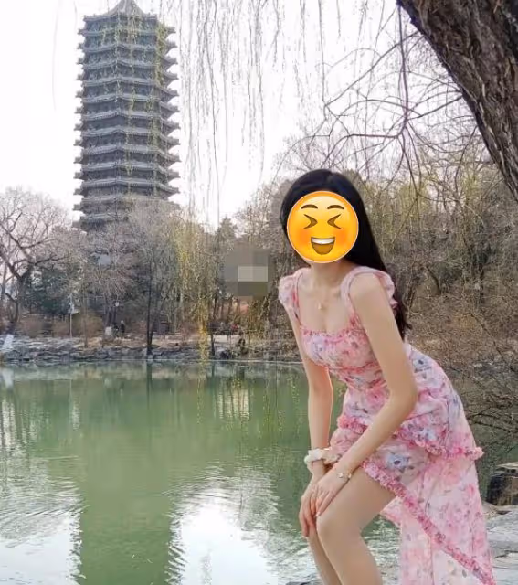 大學生穿弔帶裙報考北大，優雅嫵媚，卻滿腹牢騷，男生：沒看到