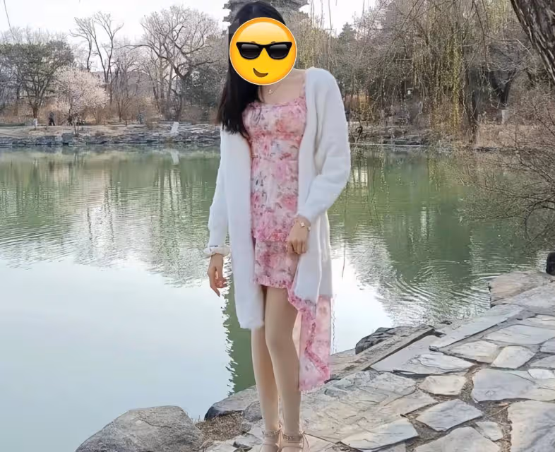 大學生穿弔帶裙報考北大，優雅嫵媚，卻滿腹牢騷，男生：沒看到