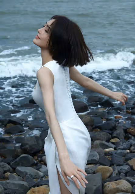 秦嵐不給姑娘們活路！43歲配上23歲的身材赤腳穿白衣美如畫中人