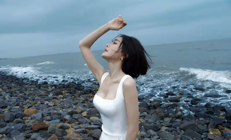 秦嵐不給姑娘們活路！43歲配上23歲的身材赤腳穿白衣美如畫中人
